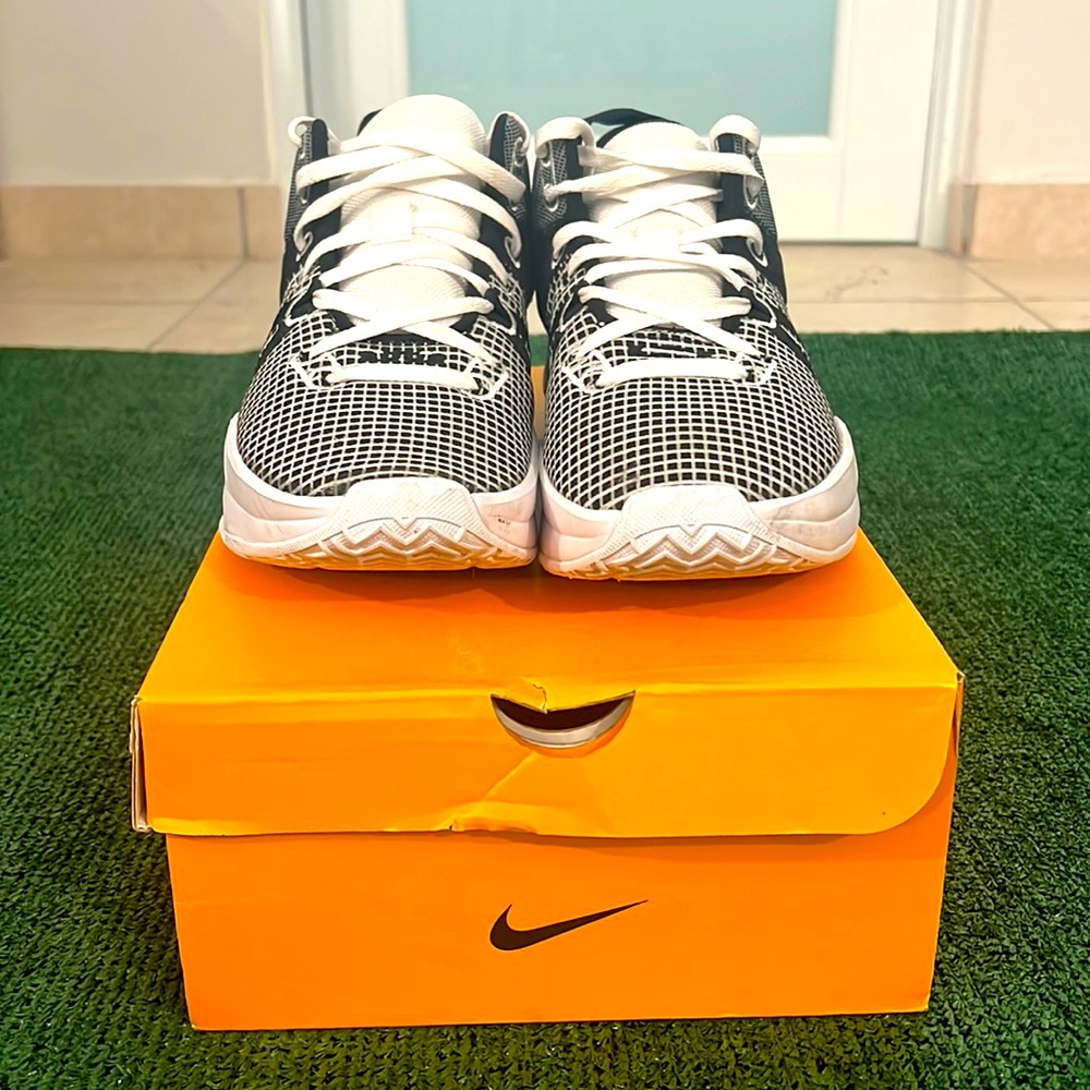 Lebron witness Vll size 10